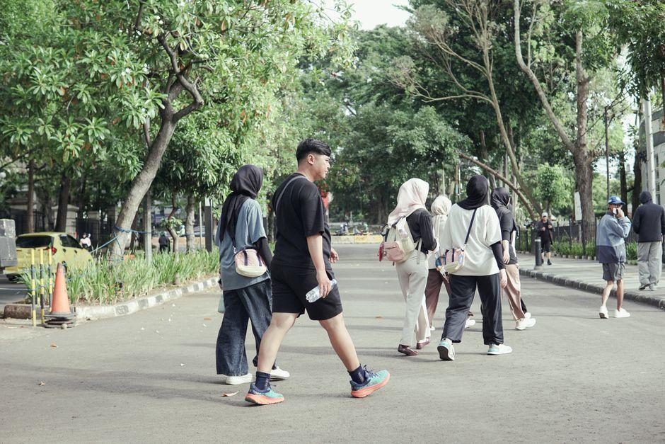 Melbourne Residents Build Lasting Fitness Habits Through Neighborhood Walking Groups